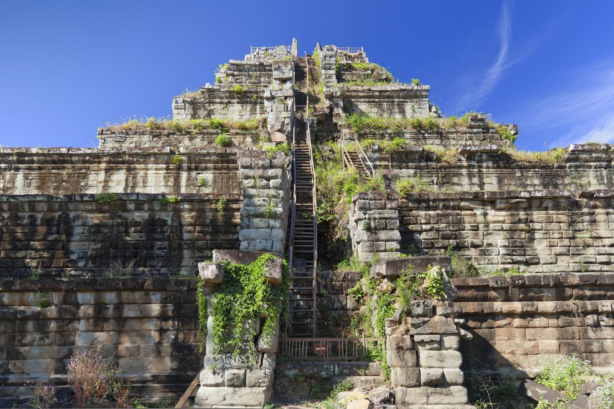 Koh Ker & Beng Mealea : Temples Perdus au Cœur de la Jungle